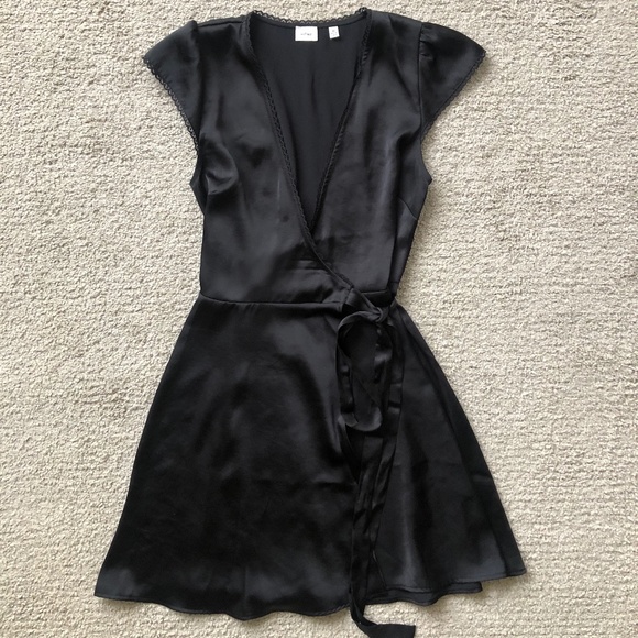 Wilfred Dresses & Skirts - ARITZIA / WILFRED MADEMOISELL E DRESS